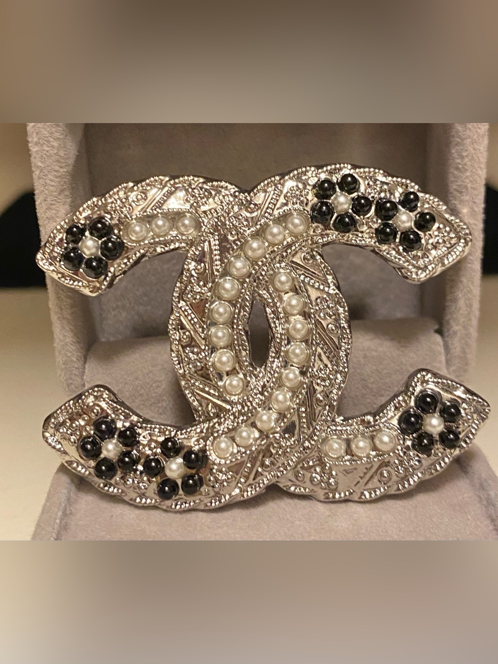 Fashion Jewelry Silver-Tone Brooch with Pearl /Black Interlocking Logo C-C Large